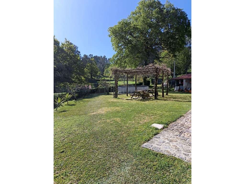 Moradia com terreno envolvente, espaços amplos e excelente potencial-23