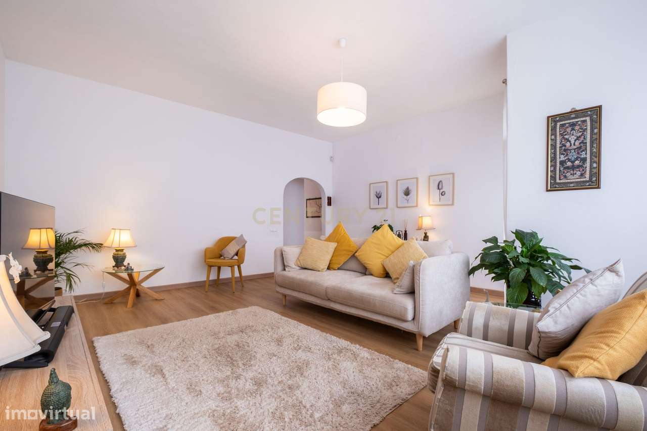 Moradia T2 Remodelada em Câmara de Lobos com Vista para o Pôr do Sol-15