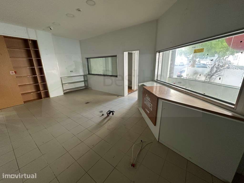 Vende-se Loja no Shopping Center de Massamá-6