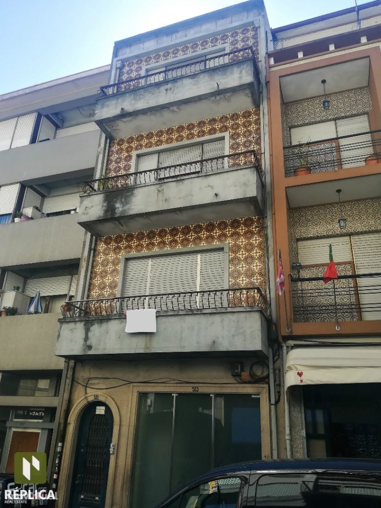 Prédio na Baixa do Porto Building in Oporto downtown to Rehabilitate