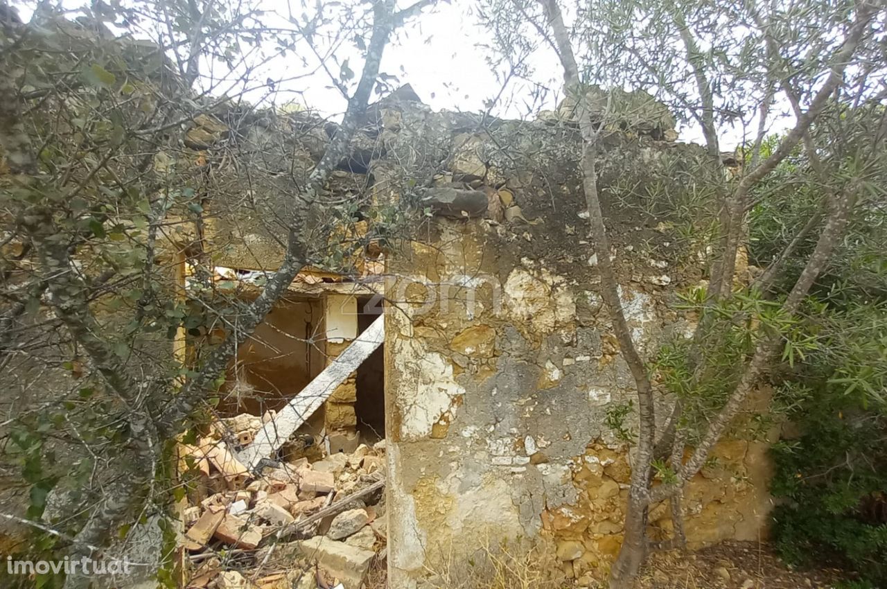 Quinta para recuperar, 2 moradias T5 em ruinas e terreno, Estói, Faro