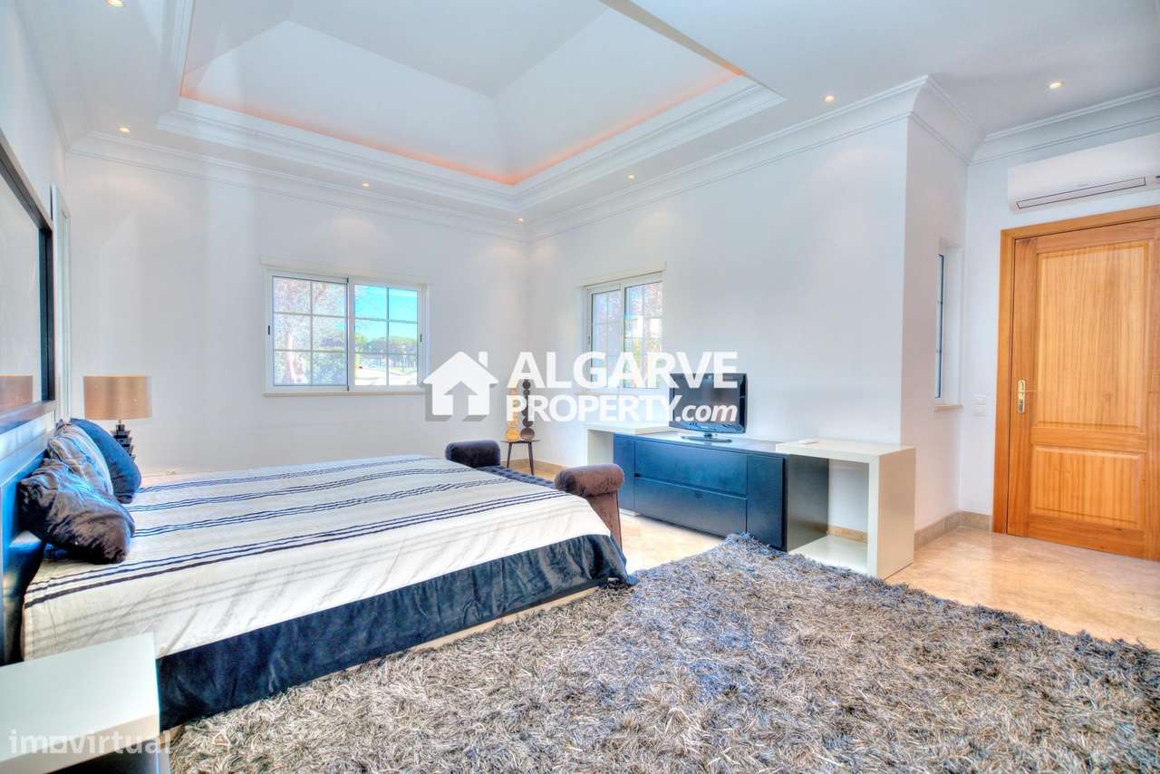 Charmosa Moradia com 4 Quartos, Piscina Privada em Almancil, Algarve - Grande imagem: 3/56