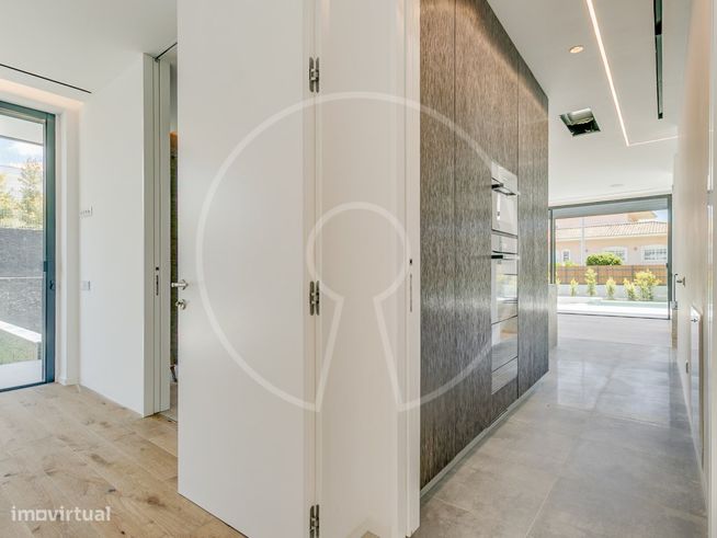 Luxuosa moradia T6 contemporânea em Birre-14