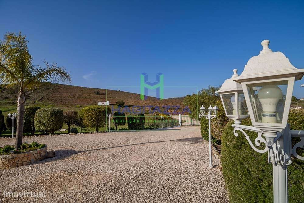Fantástica Moradia Térrea T3+1, com piscina, grande jardim, e garagem,-24