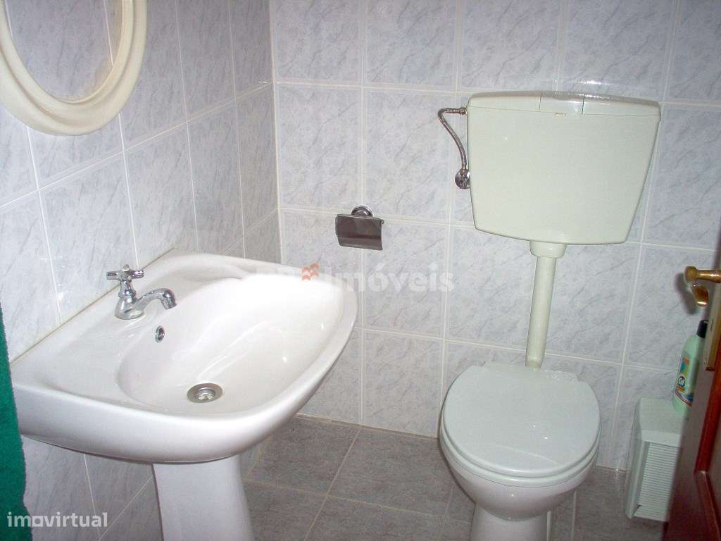 Loja com 3 montras, situada perto de escola no Entroncamento - Grande imagem: 5/5