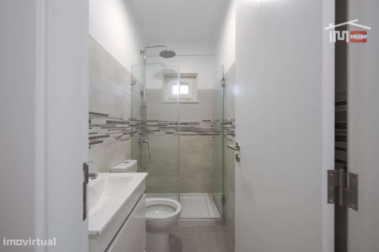Moradia T4 de Excelência com Box para 4 Viaturas e Ótimos Acessos-24