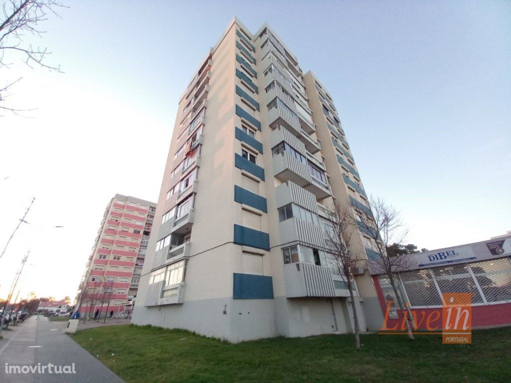Apartamento T2 Renovado em Santo António da Charneca no B...