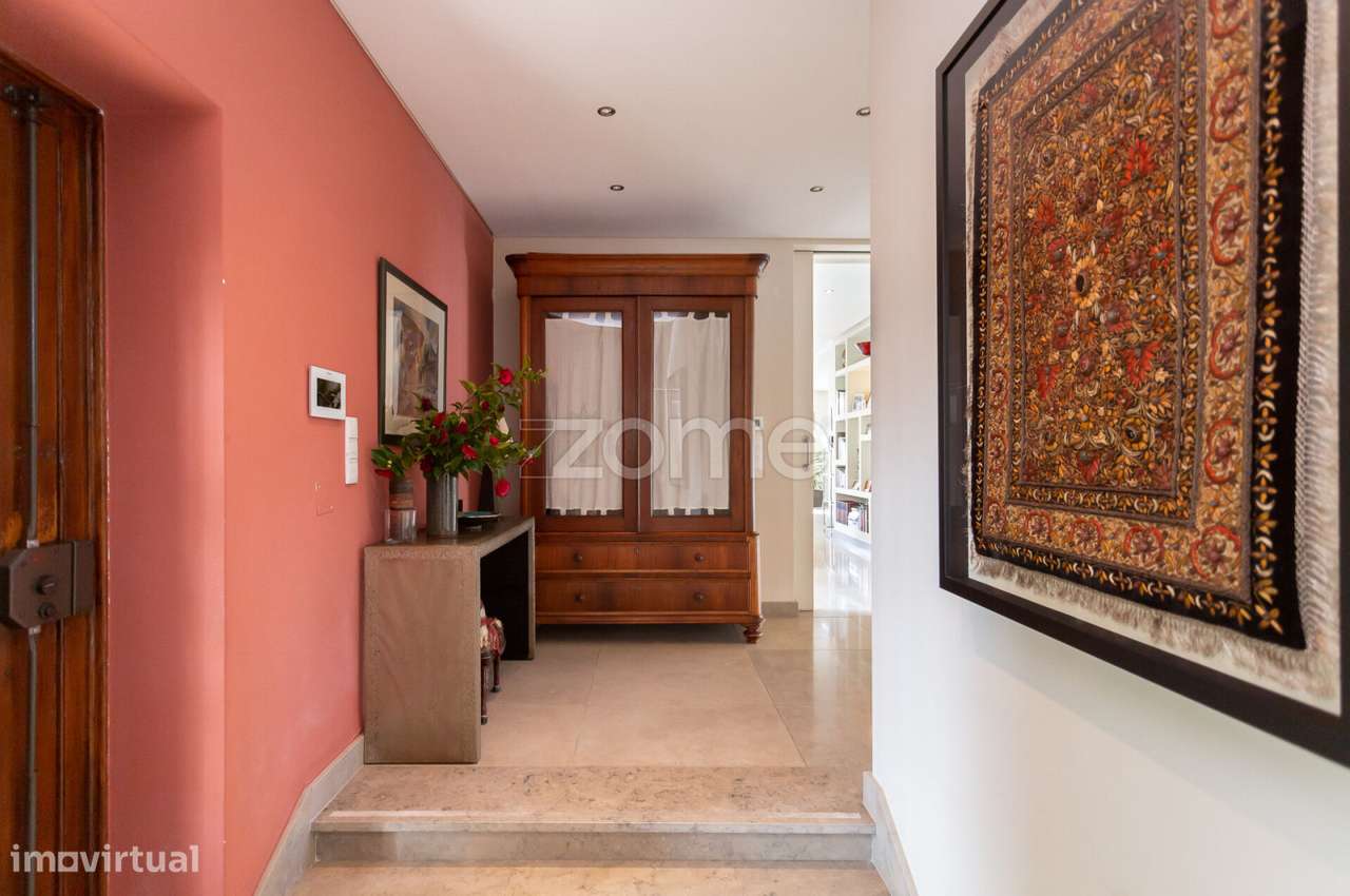 Moradia sem mobília com 5 suítes, jardim, piscina e anexo com ginás... - Grande imagem: 4/60