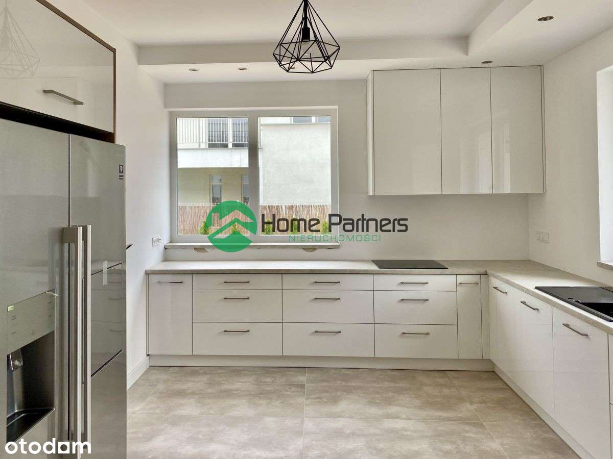 Wysoki na 5,5m salon z oknami do sufitu-8