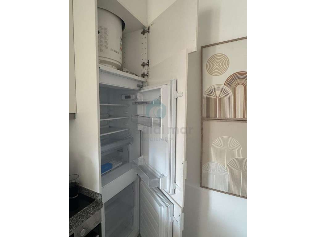 Conforto e Localização: T0 Pronto a Habitar Perto da Praia e Metro-12