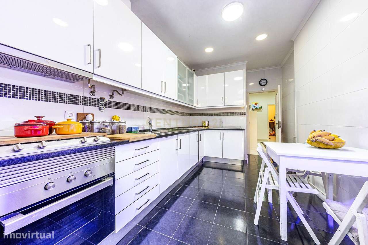 Apartamento T2 na Estrada das Laranjeiras com logradouro-12