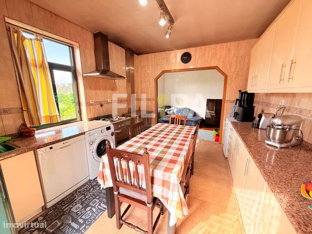 Moradia com 4 frentes no centro de Recarei - espaço, luz e excelent...-8