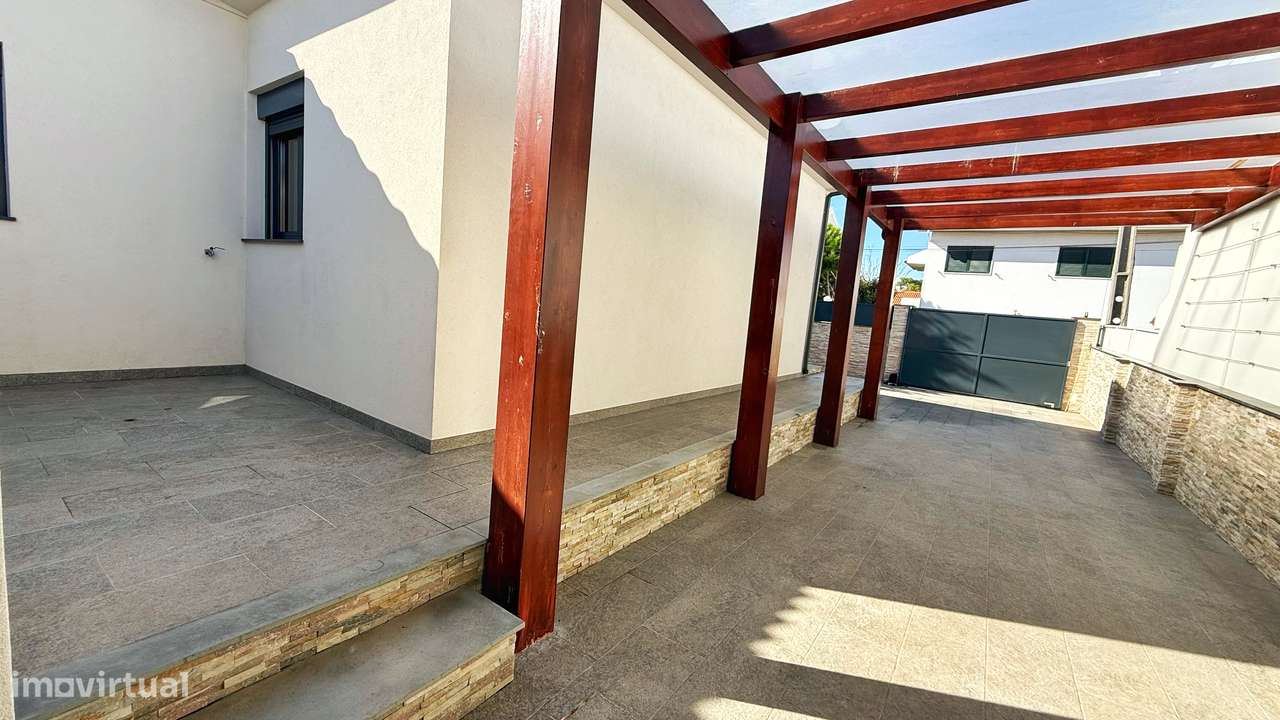 Moradia IsoladaT1+1 Totalmente Remodelada -Charneca da Caparica-8