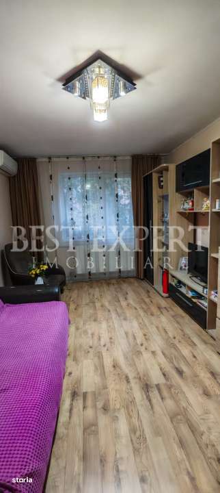 Apartament 4 camere cu geam la baie, bloc reabilitat