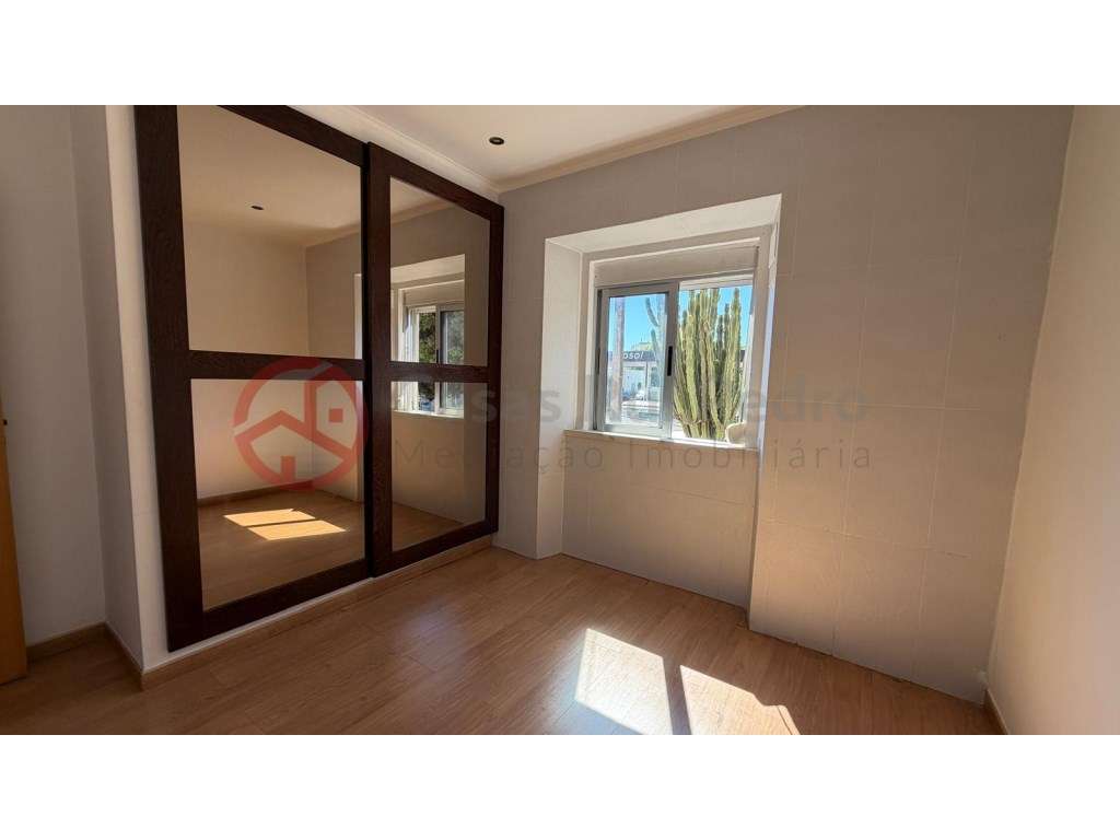 Apartamento T2 com logradouro e churrasqueira na Cova da Piedade, A...-13