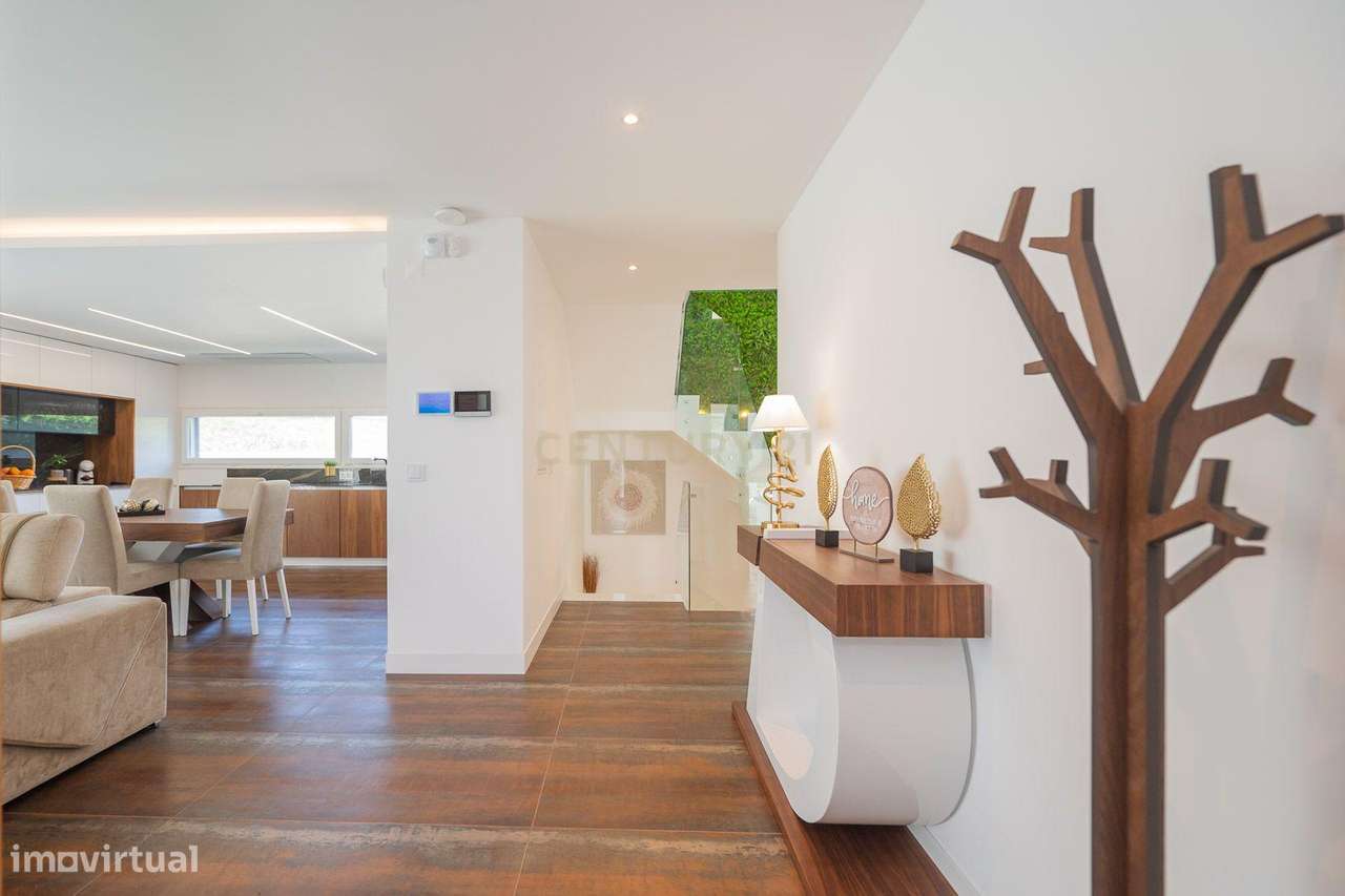 Excelente moradia geminada V4 em Urbanização nova na zona de Albarraqu-11