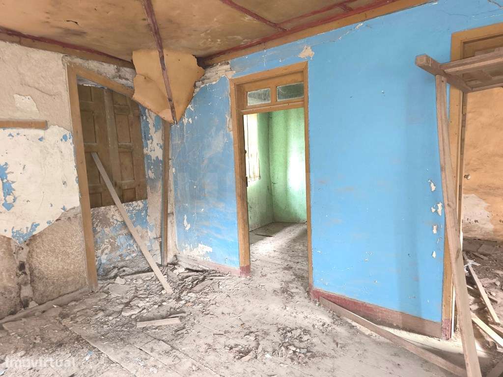 Casa antiga, em pedra, para recuperar.-17