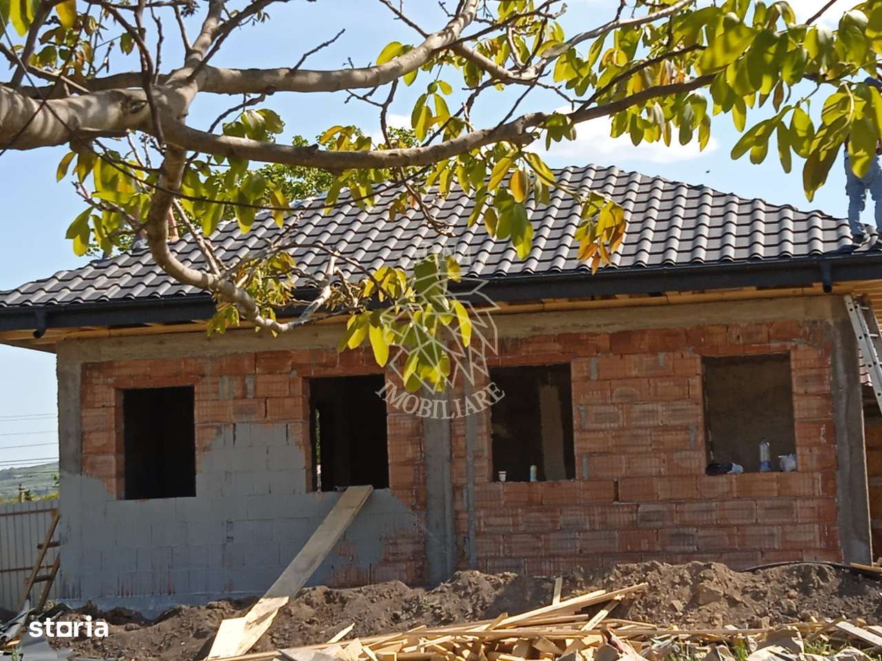 Proiect Casa 5 camere+garaj la rosu 44 mp-teren 553mp-Holboca - Imagine principală: 2/10