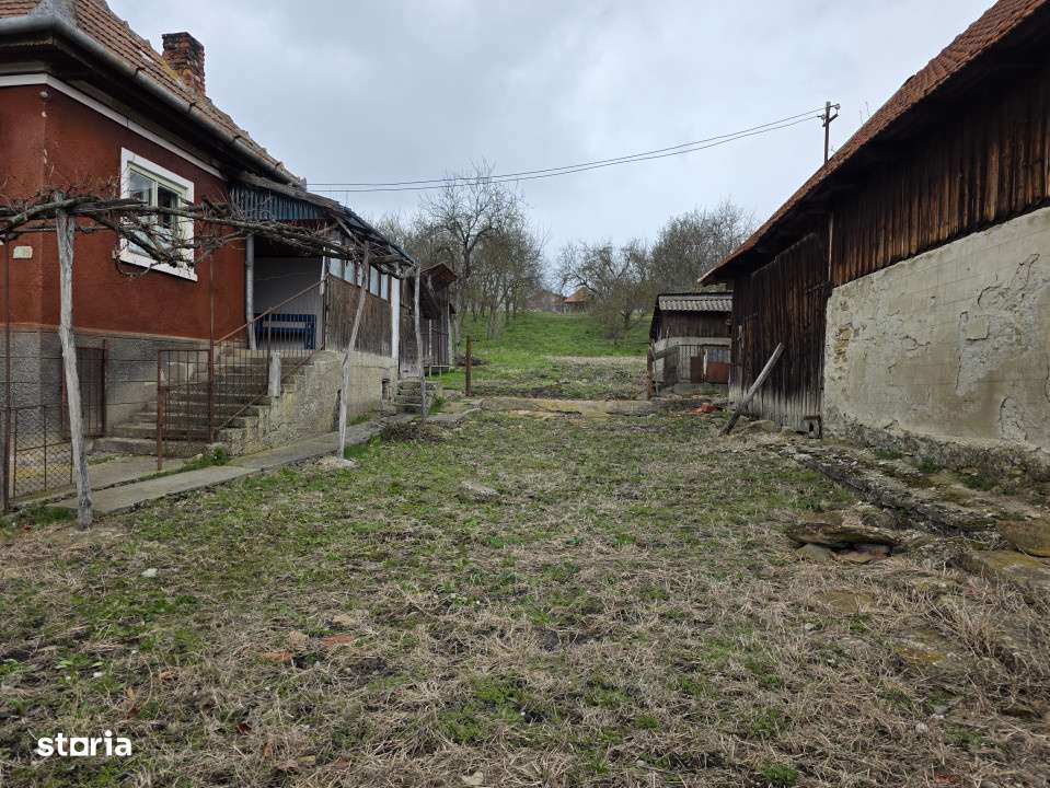 Casa + anexe gospodaresti pe teren generos in Rediu, com. Aiton, jud.-1