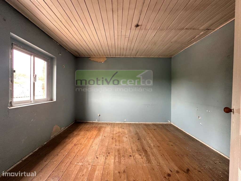 Moradia Geminada T2 em Francos, Rio de Mouro. Para Obras Totais.-15