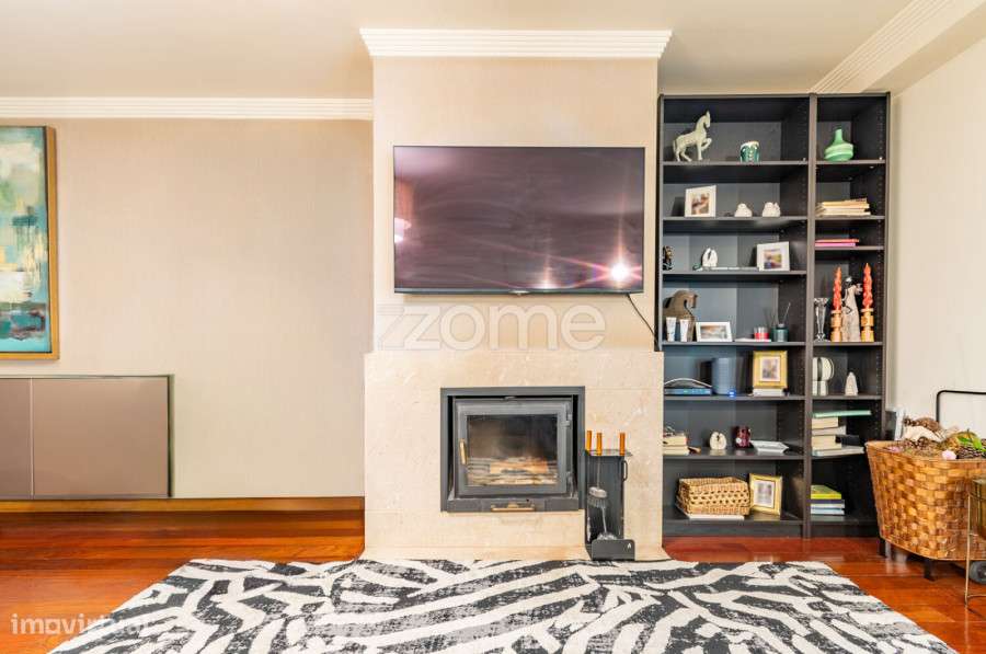 Apartamento T2+1 com Piscinas, Ginásio, Sala de Jogos e 2 Garagens-17