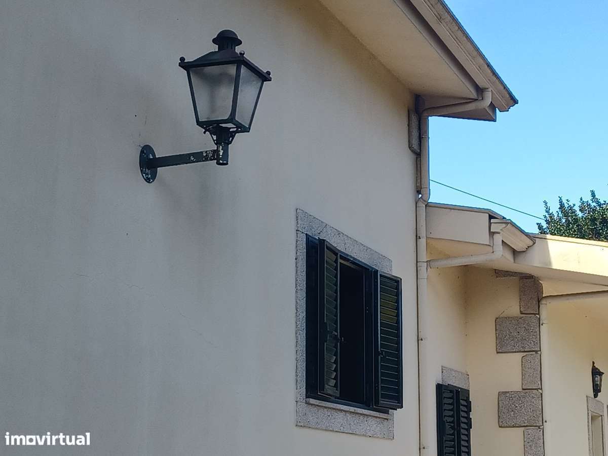 Mor.INDIVIDUAL  2300m2 de terreno + artigo urbano (Tipo T0)  em Lago-11