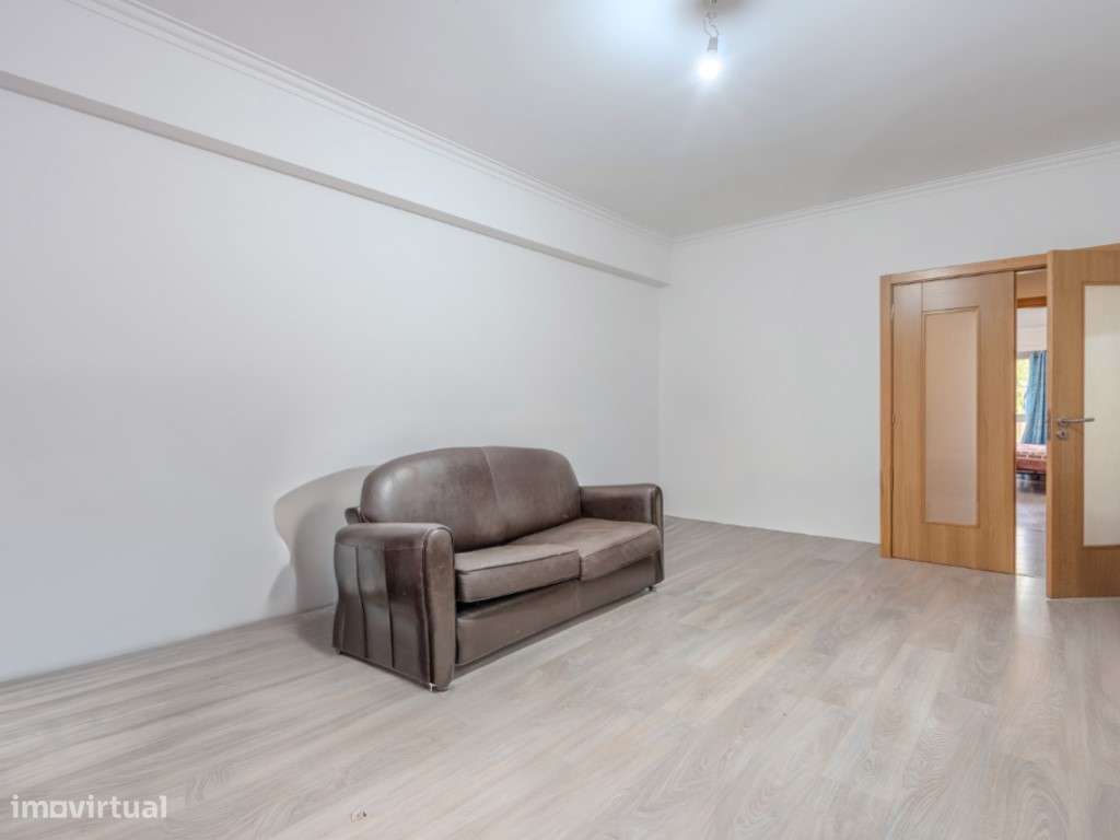 Apartamento T2 no Cacém com Arrecadação | Junto à Estação-1