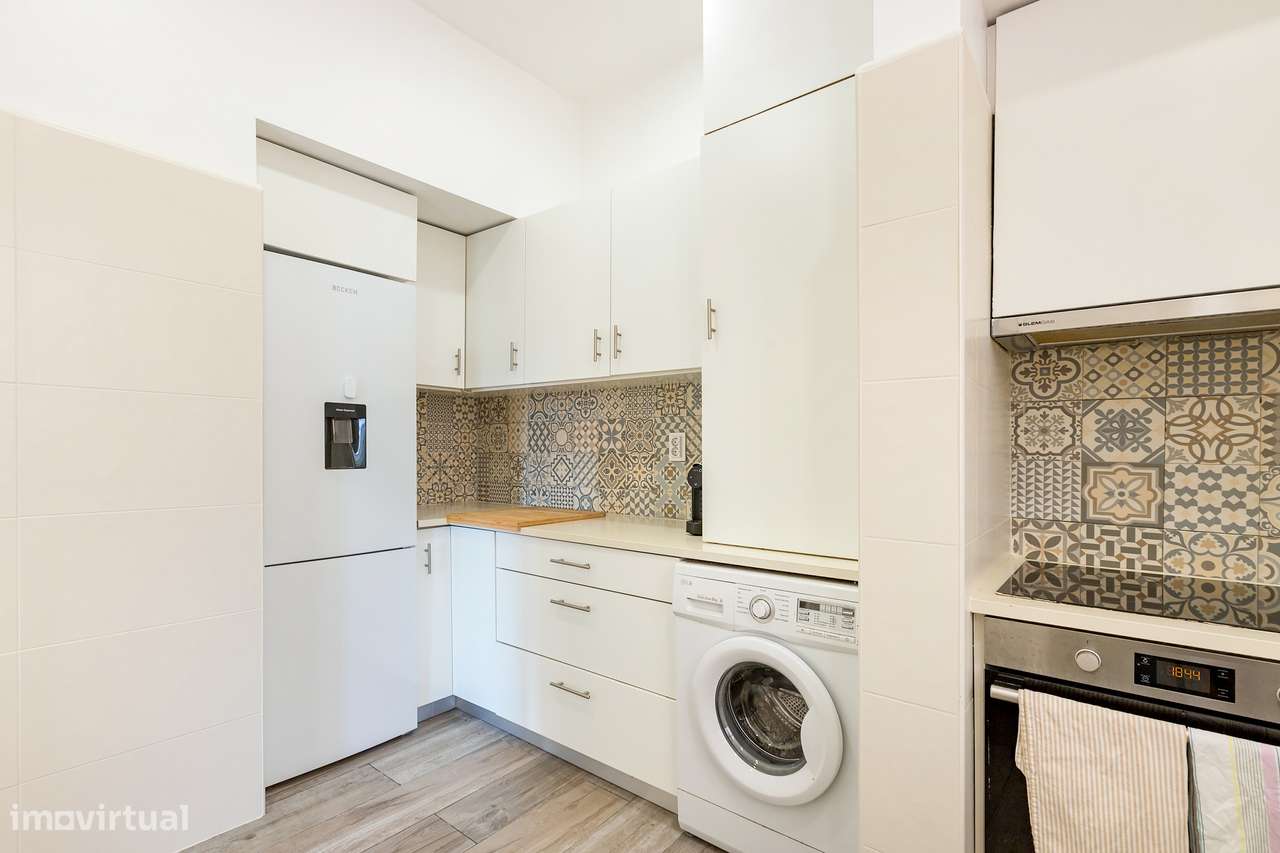 Apartamento T3 com vista desafogada entre Santa Catarina e Chiado-12