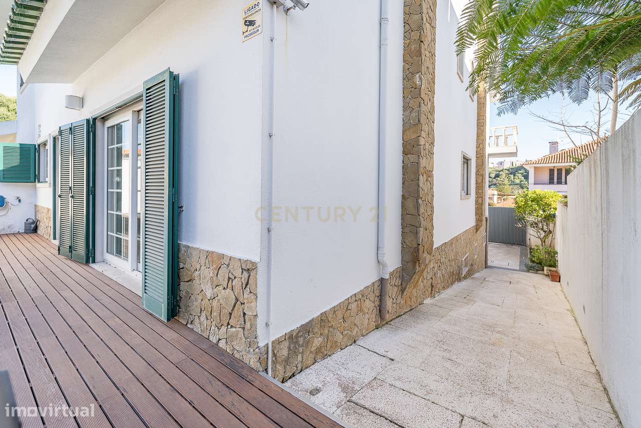 Moradia de Luxo T4 com Piscina e Jardim em Alvalade-9
