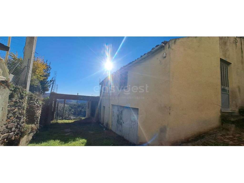 Moradia para recuperar na emblemática aldeia de Açoreira - Grande imagem: 2/12