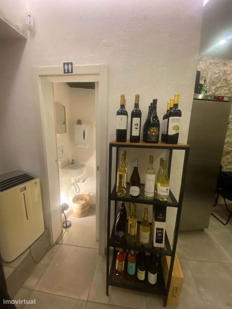 Loja com Esplanada no Coração de Alfama-10