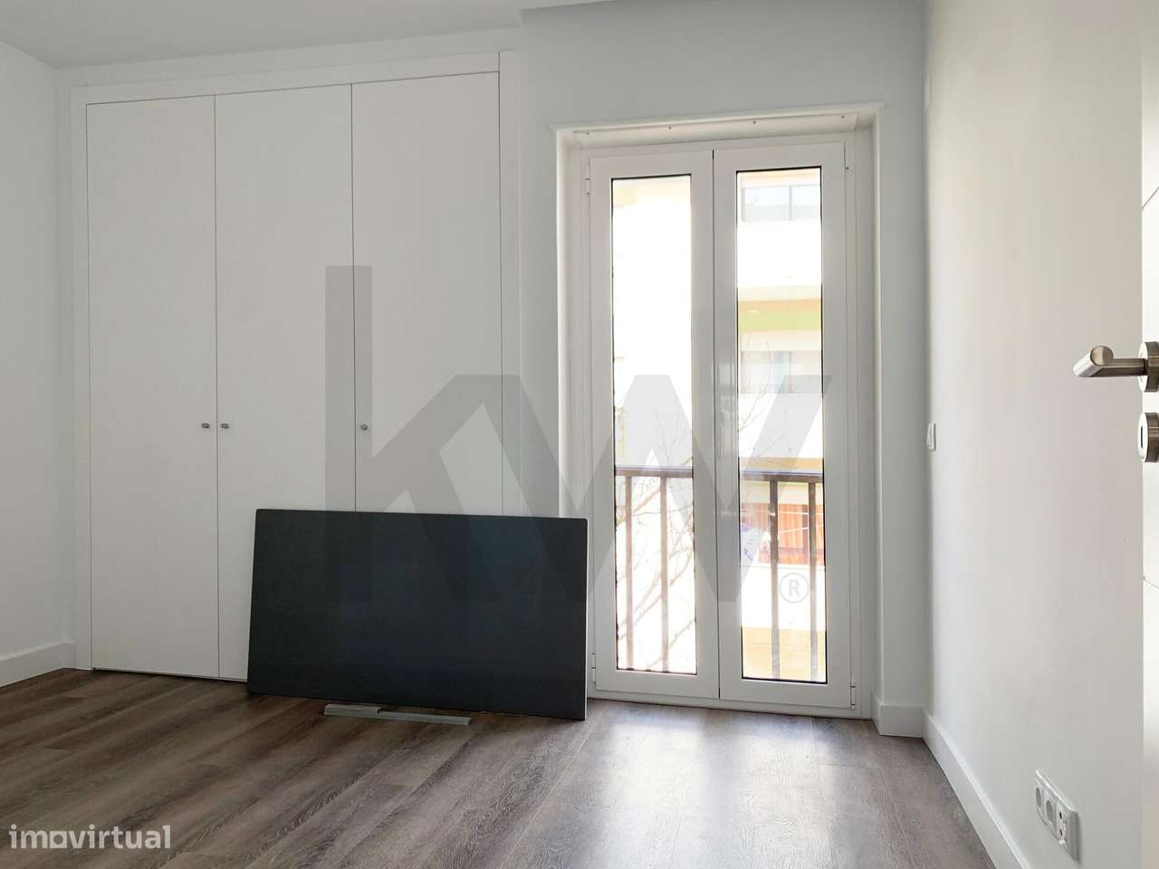 Apartamento T2 com 2 casa de banho Totalmente Remodelado em Queijas-11