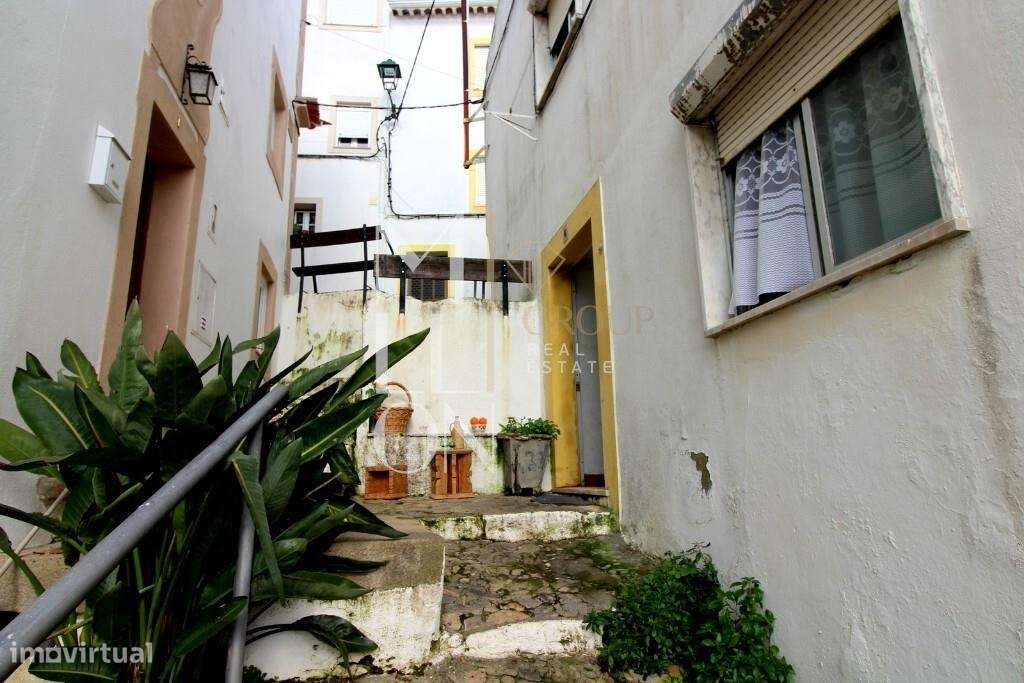 Moradia de Gaveto com Herança Medieval no Centro Histórico de Castelo - Grande imagem: 2/25