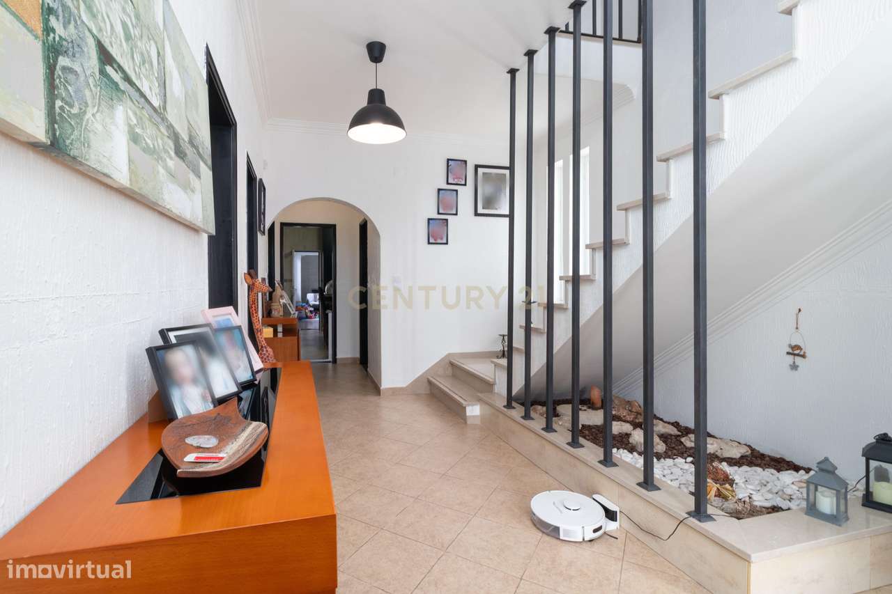 Moradia T4 com áreas generosas em Fernão Ferro - Grande imagem: 4/48