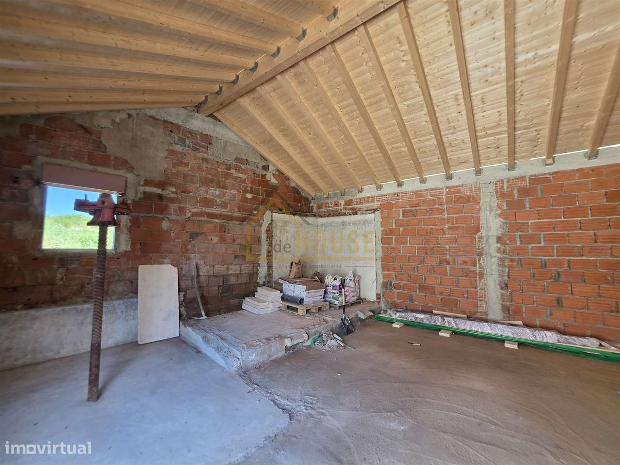 Moradia T2 com espaço exterior e adega-12
