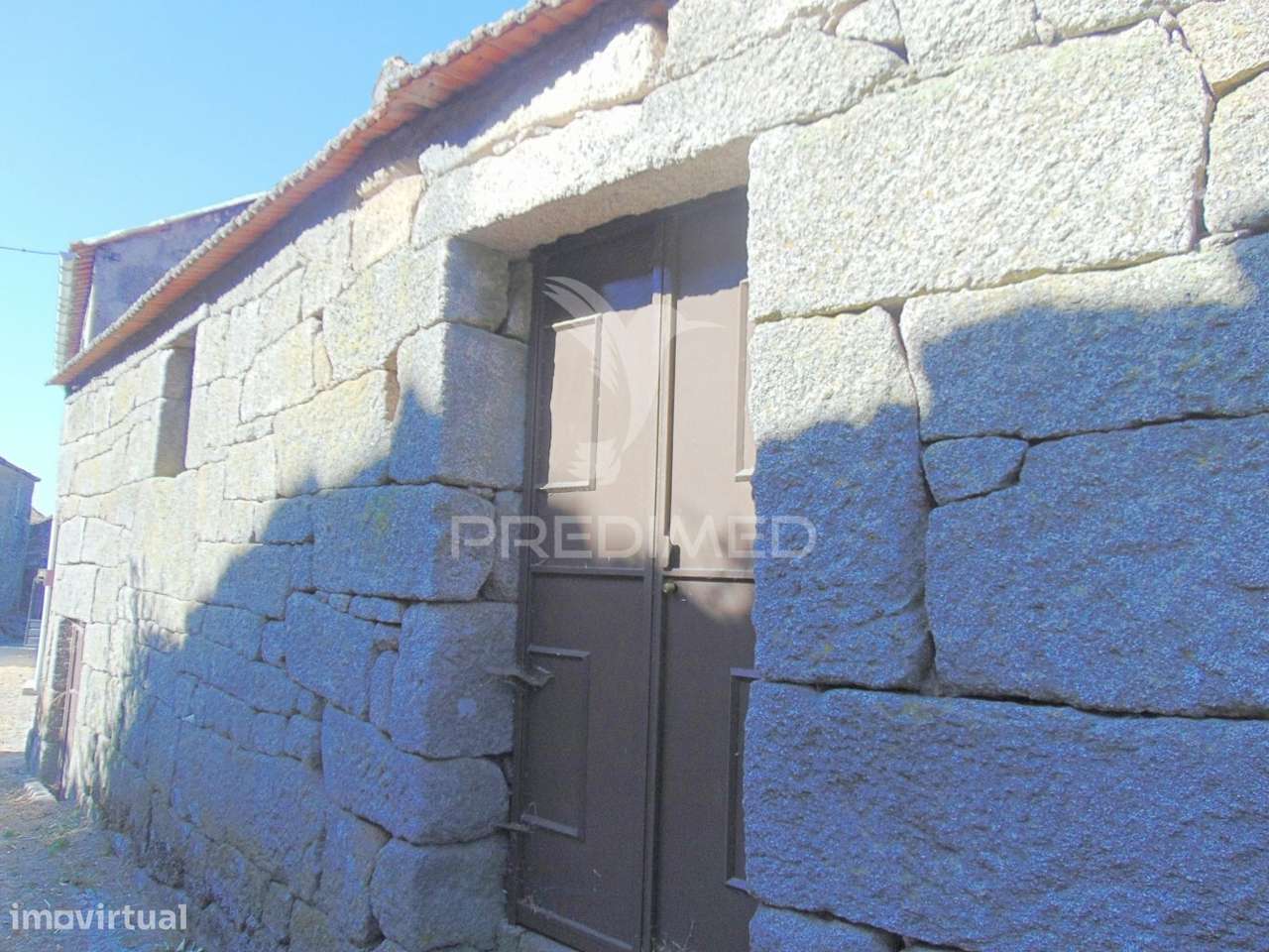 Casa Tradicional em granito c/ quintal para recuperar em Vila Real - Grande imagem: 2/18