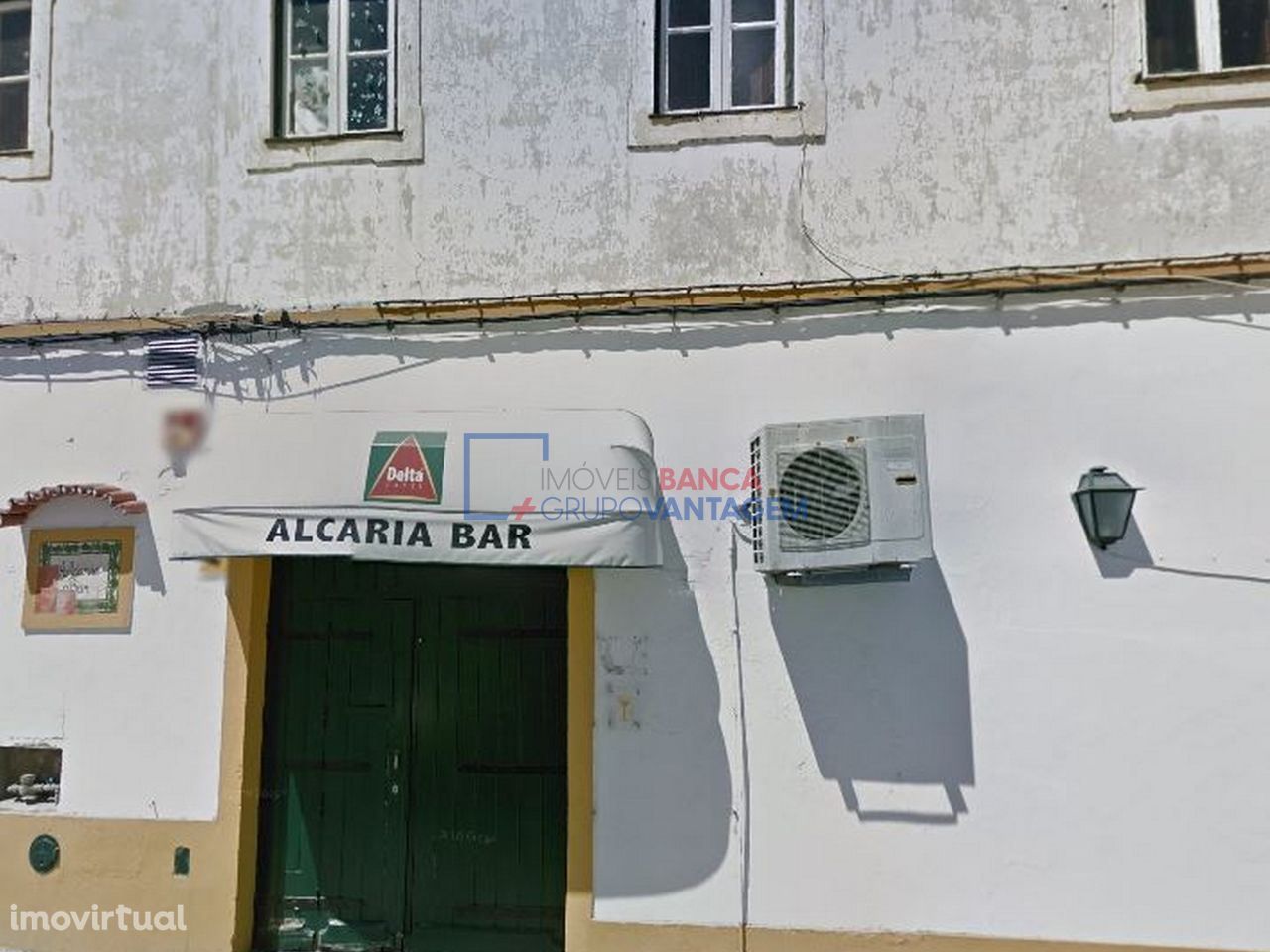 Moradia apalaçada T3 com armazém em anexo, no centro de Mora, Évora