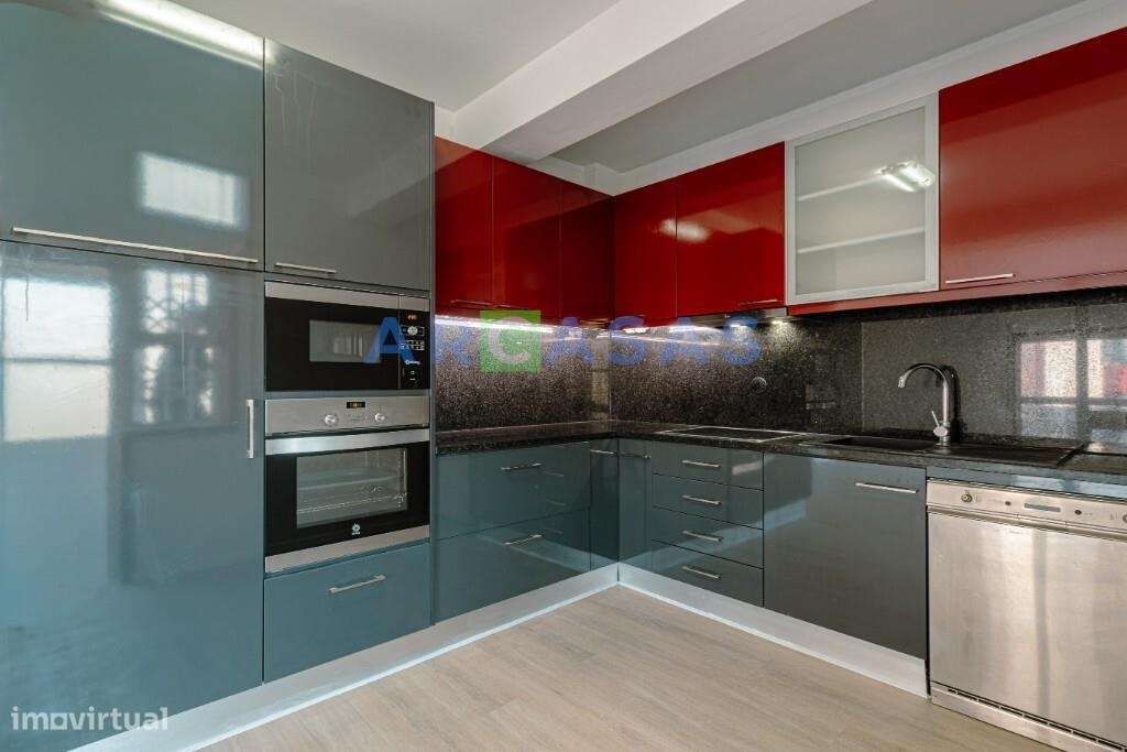 Apartamento T2 renovado, com lugar de garagem e varanda em Baguim do M-8