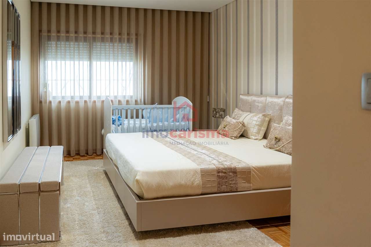 Apartamento T4 transformado em T3 no centro de Vila das Aves, Santo Ti-21