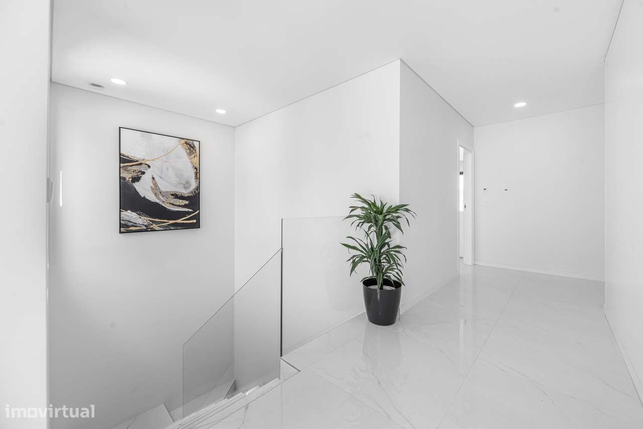 Moradia T4 semi-nova c/ 4 suites-34