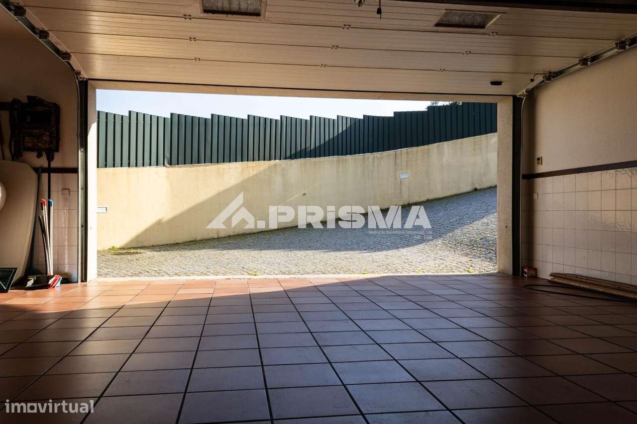 Moradia T5 para Venda em C. Branco-40