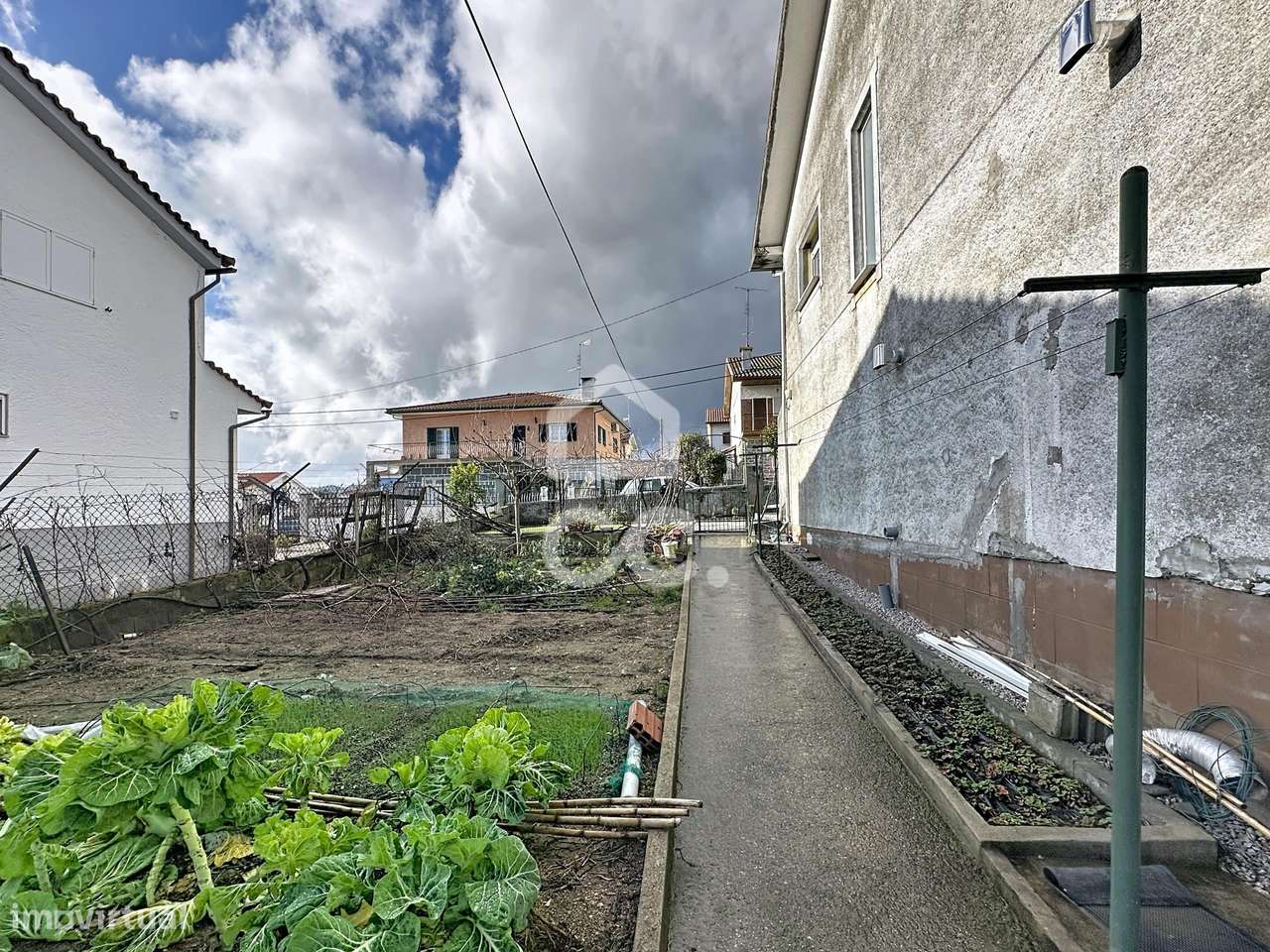 Moradia isolada com quatro quartos , logradouro, garagem , na periferi-31