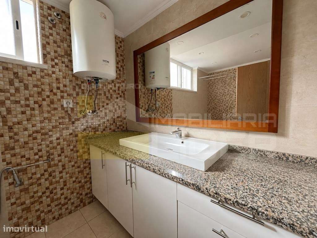 Oferta de Verão oferecemos a escritura 
Apartamento T2 remodelado ...-13