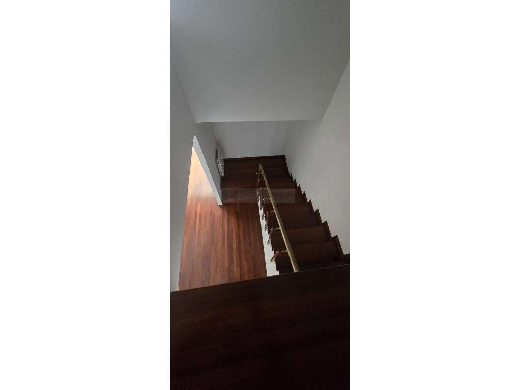 Excelente apartamento T5 Duplex-6