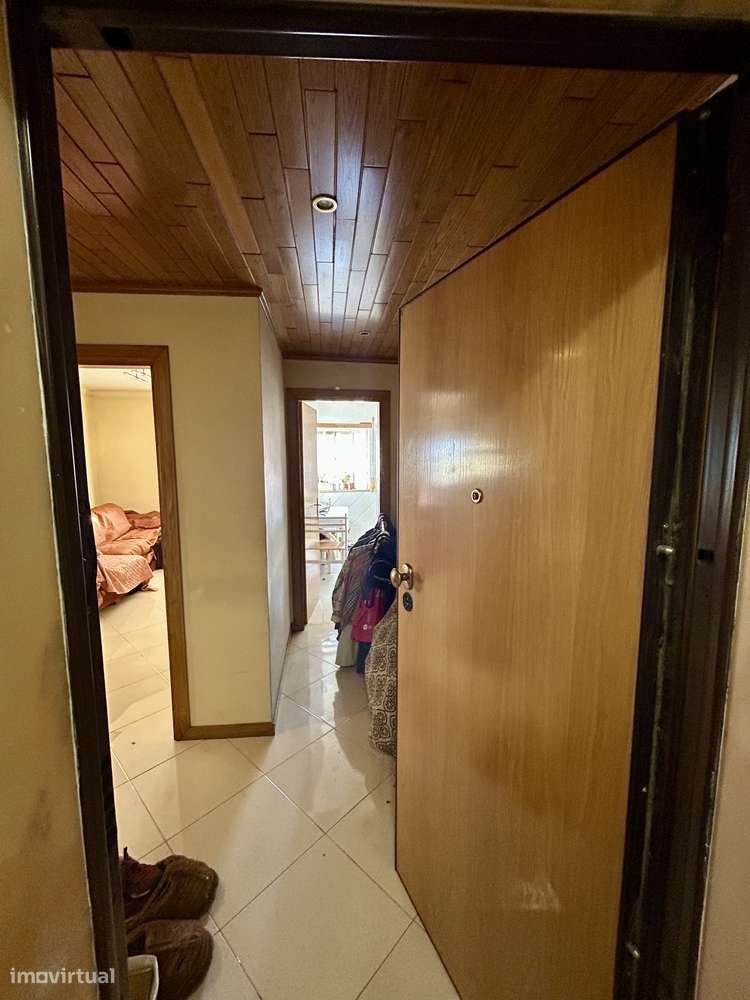 T2 com lareira e vista desafogada em todas as divisões - Grande imagem: 3/20