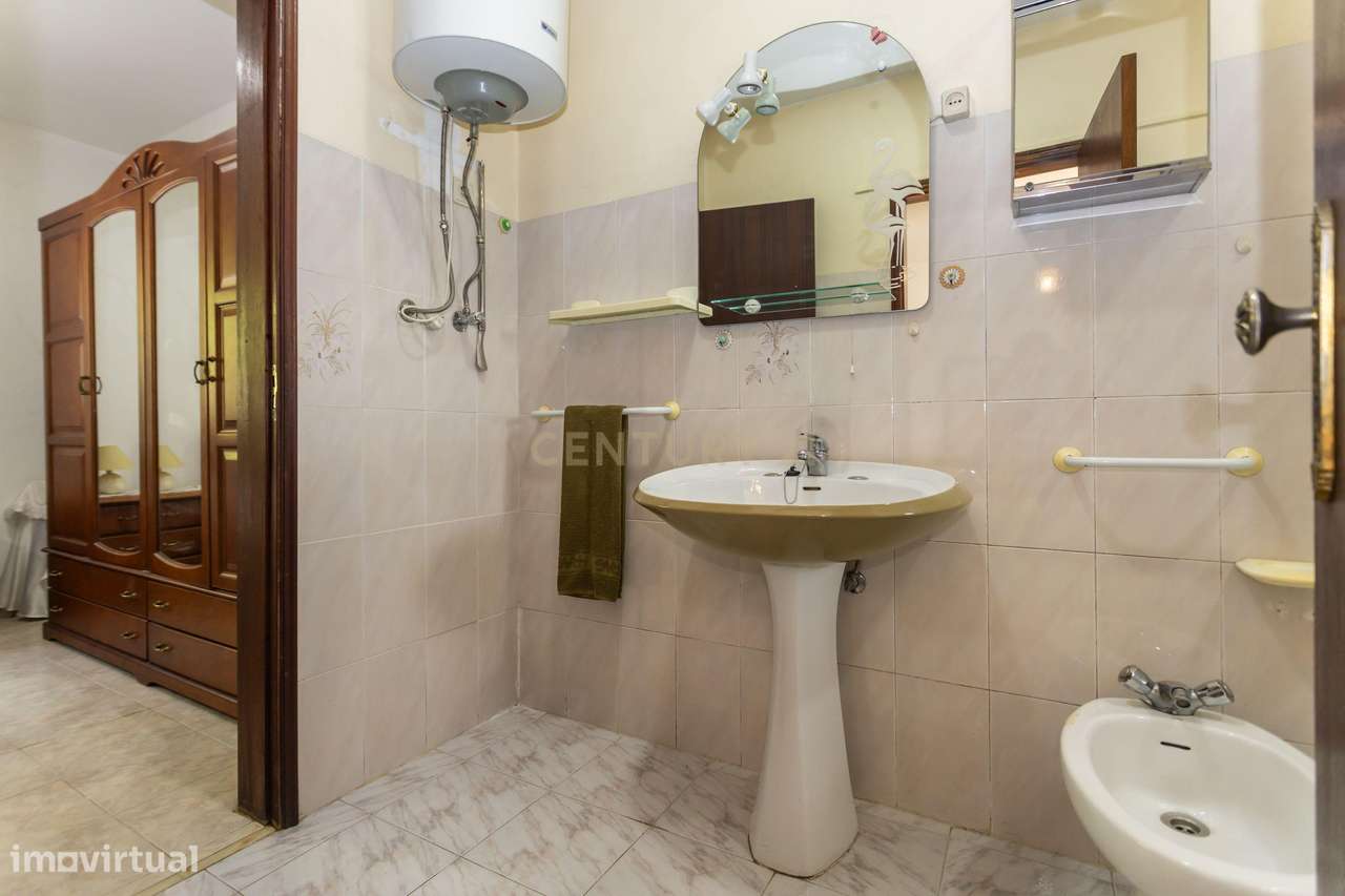 Moradia T2 com Terreno 7600m2 em Tomar-17