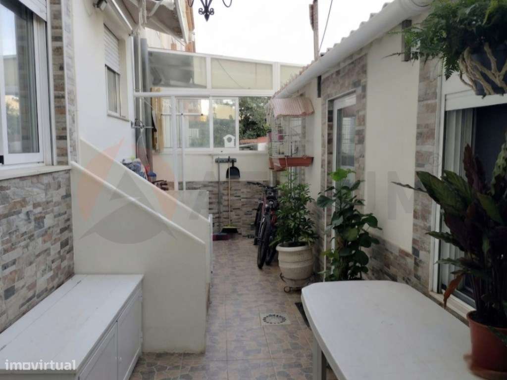 T3 Totalmente Remodelado no Montijo com Quintal e Anexo T0-4
