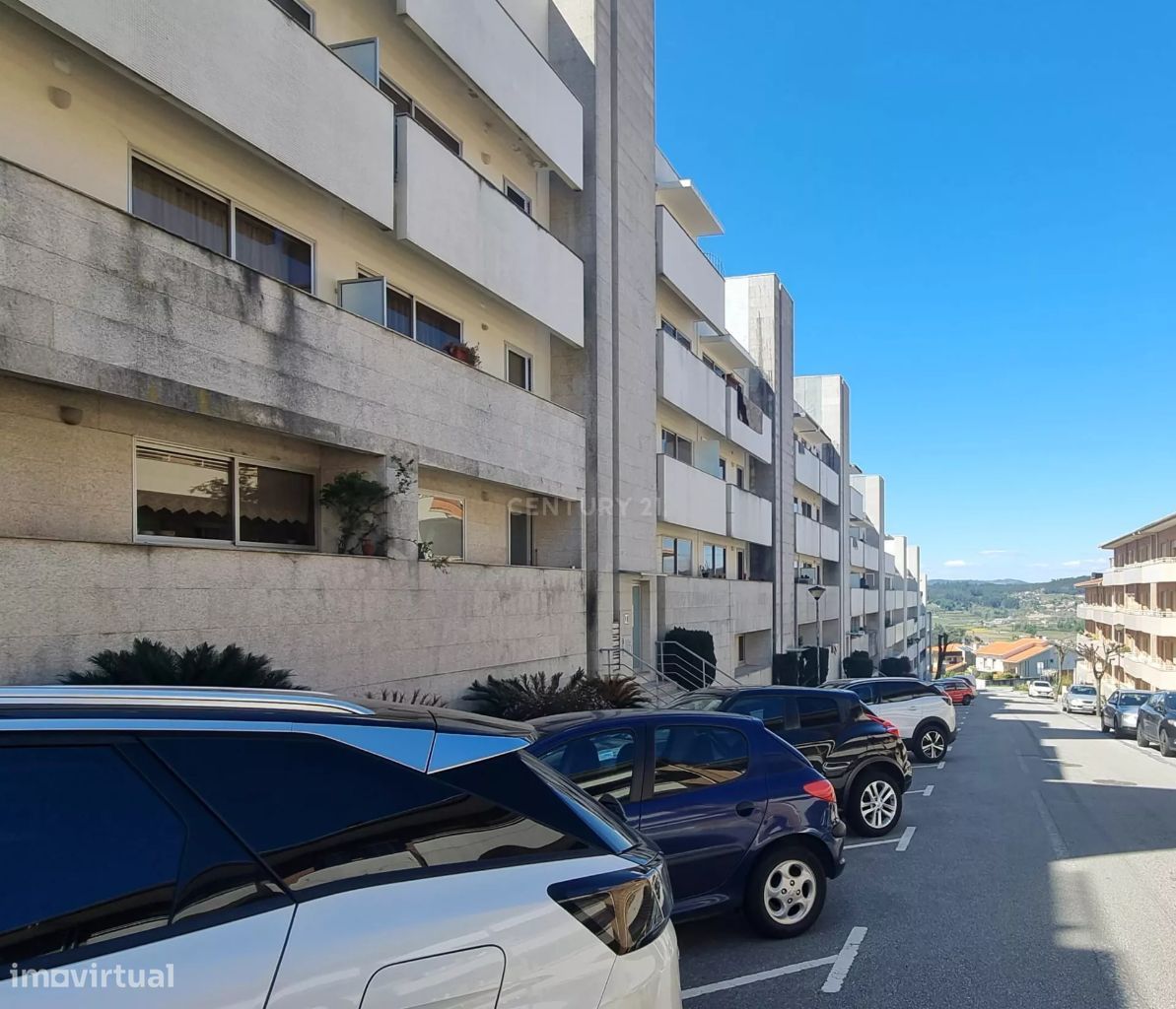 Apartamento T2 mobilado em Aldão Guimarães