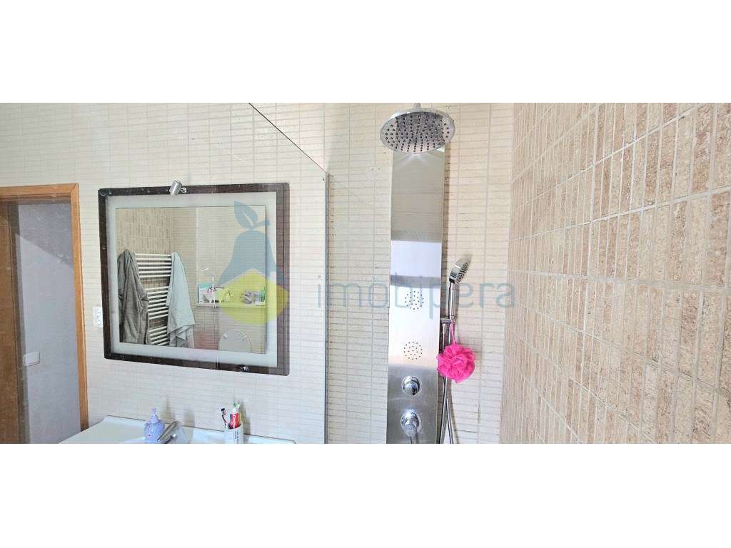 Moradia T4 com 260m2 de área e cave de 95m2, localizada no Monte da...-41