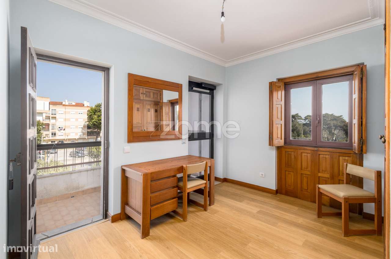 Moradia T4 (espaçosa) em Casais de Mem Martins-19